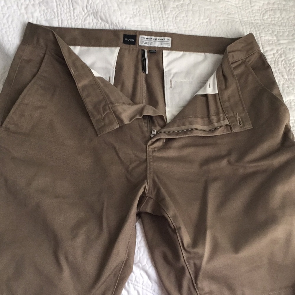 Men’s khaki chino shorts